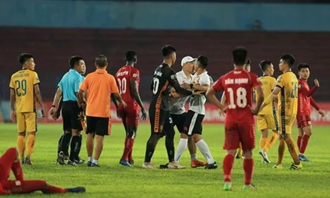 SỐC: Trợ lý CLB Hải Phòng lao vào sân định "tẩn" trọng tài