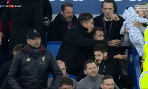 Ngồi dự bị, Firmino khiến Sturridge 'ngứa mắt' ra mặt