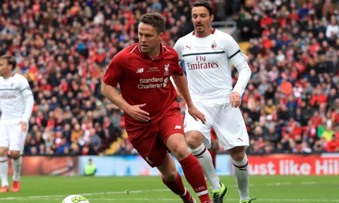 Người cũ của Man Utd bị la ó vì khoác áo Liverpool