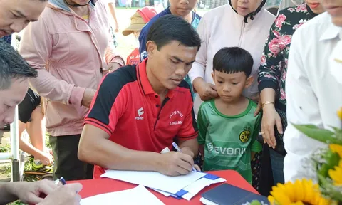 Nhà vô địch AFF Cup 2008 mở lớp bóng đá cộng đồng tại Long An