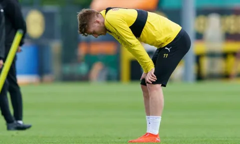 Nhạc trưởng 'giận dỗi', khó chịu trong buổi tập Dortmund