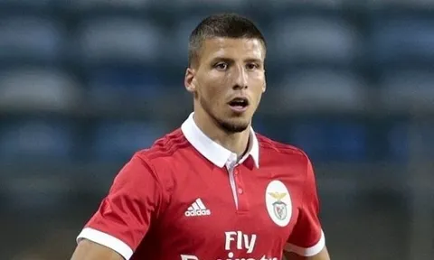 Nhắm sao trẻ Benfica, Atletico đứng hình 5 giây vì lý do này