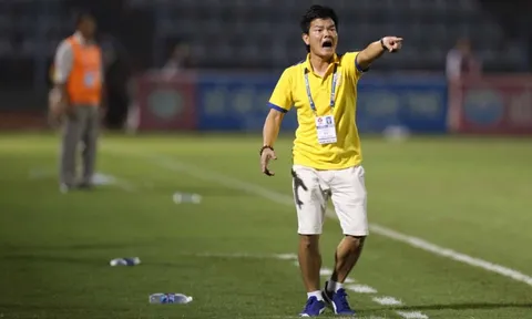 HLV Nguyễn Văn Sỹ: "Trọng tài nặng tay khi cho thẻ cầu thủ chúng tôi"