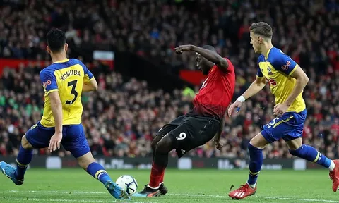 Nhìn Lukaku dứt điểm, đủ để thấy tầm vóc của Solskjaer