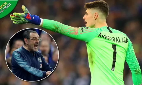 Nhìn Sir Alex dạy dỗ học trò, mới thấy Sarri không còn trụ lâu ở Chelsea sau sự cố Kepa