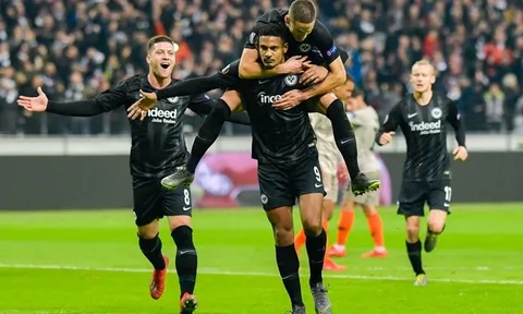 Nhờ Chelsea, Frankfurt được Bundesliga phá vỡ truyền thống chưa từng có