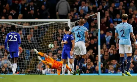 Như thể bị Ronaldo 'nhập', Kompany lập siêu phẩm sút xa không tưởng