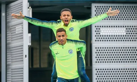 Đây, biểu cảm không ngờ của dàn sao Man City khi kình địch gặp khó