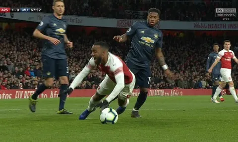 Fan Arsenal hát câu gì chọc tức M.U khi được hưởng phạt đền?