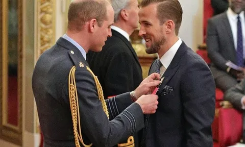 Được trao huân chương, Harry Kane đem luôn vợ đến 'nhà mới' 850 triệu bảng