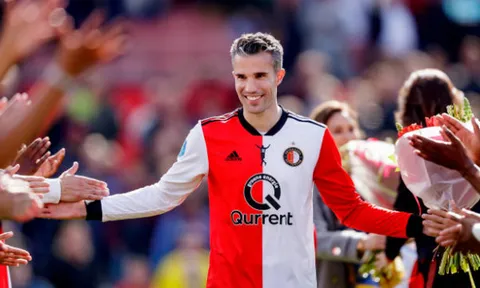 Nụ cười 'thiên thần', Van Persie chia tay khán giả nhà như một vị Vua