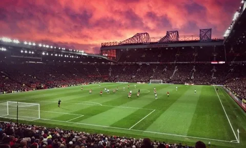 Cần gì ra ngoài vũ trụ, hố đen ở ngay Old Trafford!