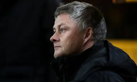 Neville chỉ trích Ed Woodward, Ole đăng đàn bênh vực gây choáng
