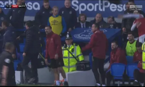 Ống kính sân cỏ: Arsenal thua, Ozil ném áo thẳng vào Emery