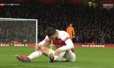 Ống kính sân cỏ: Sao Arsenal ói ngay trên sân khi đối đầu Quỷ Đỏ