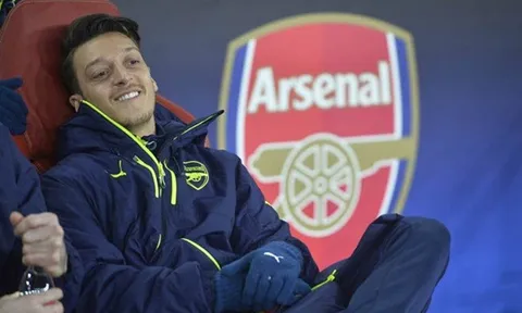 Oezil không ra đi, Arsenal khốn đốn
