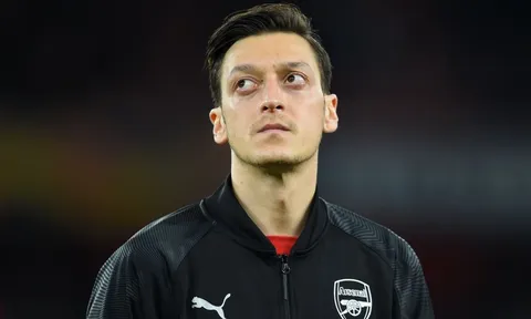 Ozil bị "dập" tơi tả, đồng đội ở Arsenal đáp trả gay gắt