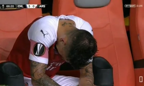 Ozil, Cech và cầu thủ Arsenal gục khóc nức nở sau thất bại