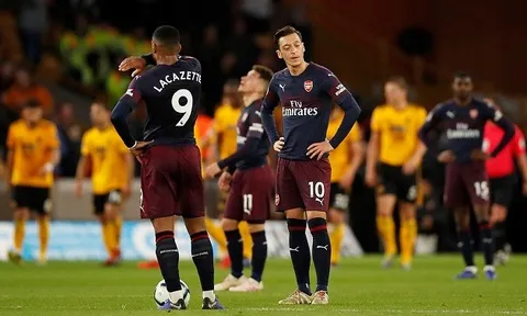 Ozil "dỗi ra mặt" trước cám cảnh công làm thủ phá của Arsenal
