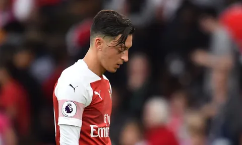 Ozil gửi thông điệp kinh ngạc tới NHM Arsenal sau khi bị Emery bỏ rơi