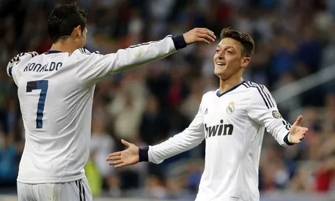 Ozil phản ứng ra sao khi Ronaldo hủy diệt Atletico?