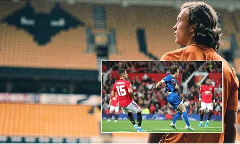 CHÍNH THỨC: Wolves ký hợp đồng với cậu bé làm 'câm lặng Old Trafford'