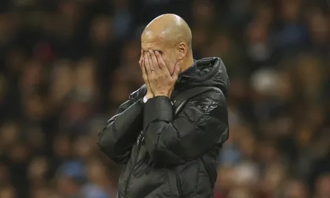 Pep Guardiola: "1 tiền vệ chậm chạp, không thể sút, không thể rê bóng, không nhanh"