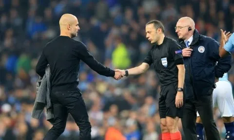 Pep hành động lạ trước bàn thắng Llorente, trọng tài nghiêng mình chia buồn
