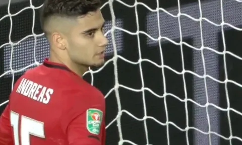 Pereira đá phản lưới nhà, Solskjaer điên tiết làm ngay 1 điều