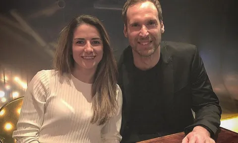 Petr Cech bảnh bao hộ tống đội nữ Arsenal đi ăn tối