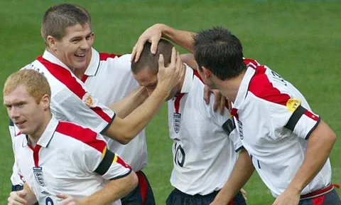 "Anh ấy ở một đẳng cấp khác" - Owen đưa ra lựa chọn giữa Gerrard, Scholes và Lampard