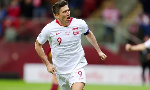 Piatek gọi Lewandowski trả lời, Ba Lan vững vàng trên đỉnh