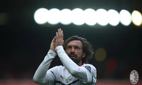 Pirlo tái hiện pha sút phạt thần sầu trong trận giao hữu giữa các huyền thoại