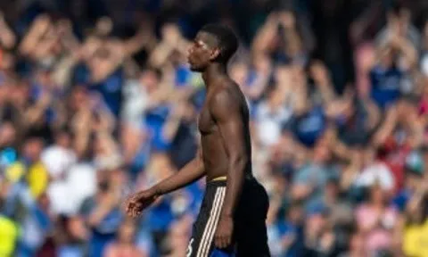 Pogba rời sân đầu tiên, chỉ những cầu thủ M.U này nán lại xin lỗi fan