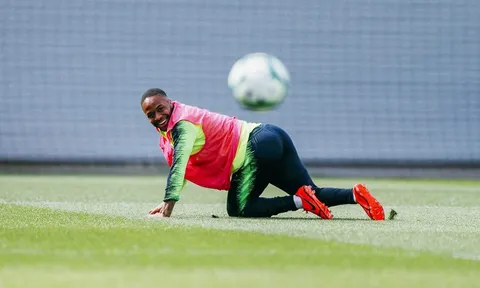 Áp lực nặng nề từ Liverpool, dàn sao Man City vẫn có thể 'tấu hài' trên sân tập