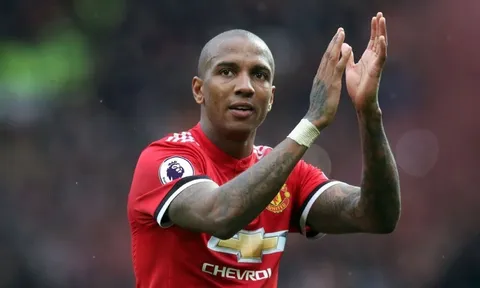 Quá nản Ashley Young, Man Utd mở đàm phán với "người thay thế"