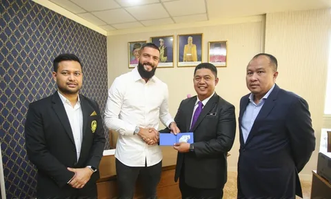 Quyết đả bại Việt Nam, Hổ Malay “điên cuồng” nhập tịch cầu thủ