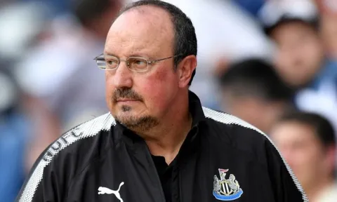 Rafa Benitez có hành động bảo vệ học trò trước Burnley
