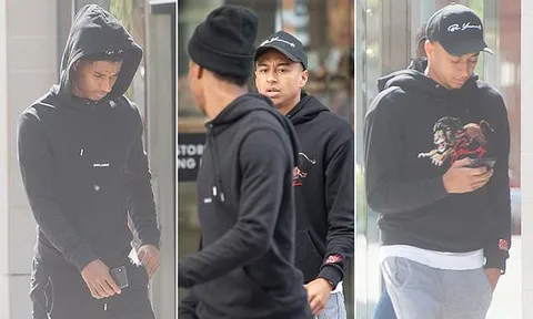 Rashford nhăn nhó đánh lẻ với đồng đội sau trận hòa Chelsea