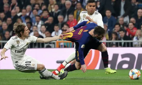 Real thua tan nát, CĐV "phì cười" trước cách Modric theo kèm Messi
