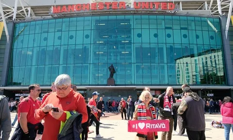 Rita Võ giúp giấc mơ đến sân vận động Old Trafford của cụ Kim Lành thành hiện thực