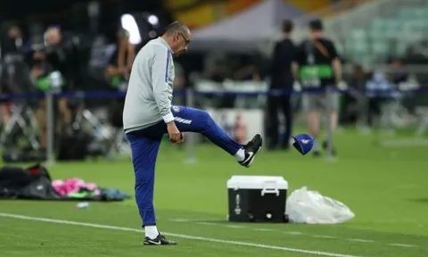 Rõ lý do HLV Sarri nổi giận, ném mũ rời sân tập Chelsea