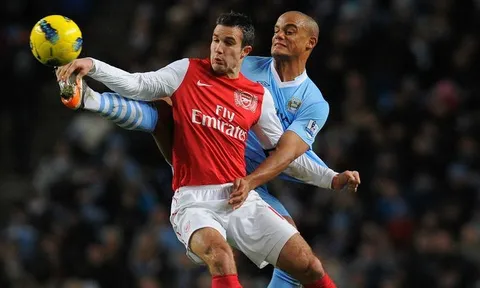 Huyền thoại Man City khuyên huyền thoại Man United hoãn giải nghệ