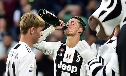 Ronaldo bạc trắng đầu, nốc nguyên chai ngày Juventus đăng quang