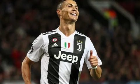 Ronaldo bất ngờ khi được yêu cầu ký vào áo đấu của Real