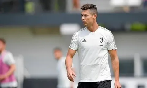 Ronaldo cùng đồng đội quyết tâm trong ngày chia tay Max Allegri