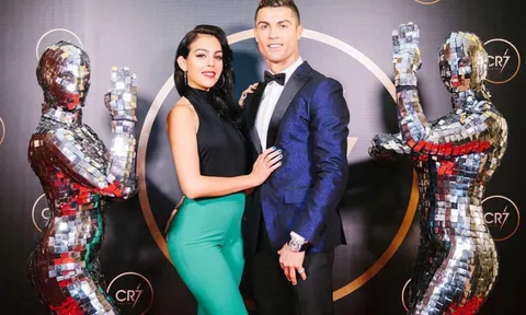 Ronaldo mở cửa hàng bánh ngọt tặng bạn gái