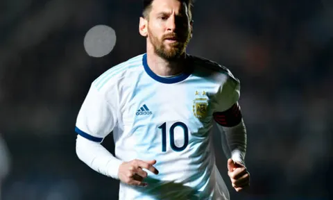 Ronaldo gọi, Messi 'suýt' trả lời, Argentina đại thắng trên sân nhà