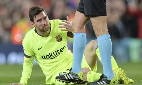 Ronaldo sẽ thích cách CĐV M.U troll Messi trong lúc đổ máu