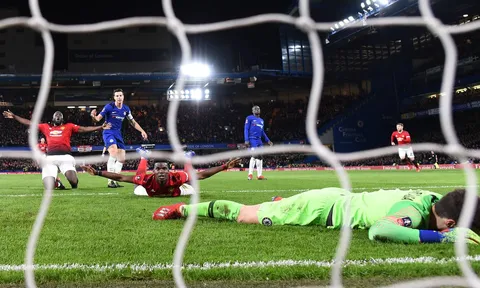 Rũ bùn đứng dậy, Quỷ đỏ 'bay giữa ngân hà' Stamford Bridge